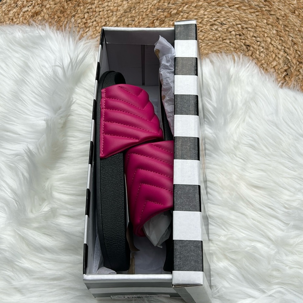 CAMEL THREADS QUILTED PINK SANDALS NWT